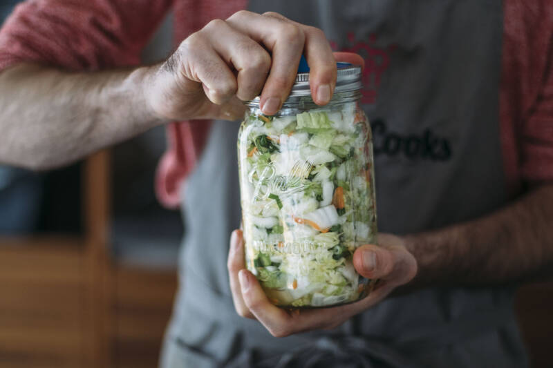 Instrucciones de fermentación: Kimchi sellado en un frasco
