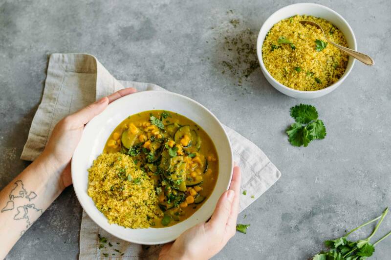 Curry con ensalada coucous