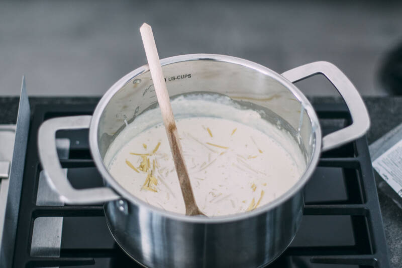 Spaetzle de queso vegano: crema de soja en una olla