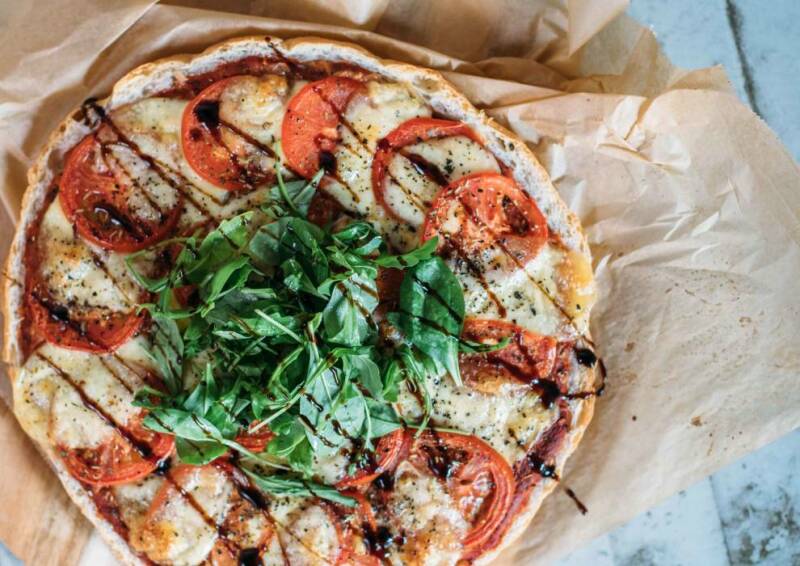 receta vegetariana pizza de pan plano rápido tomate mozzarella