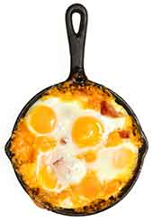 Huevos fritos y queso para cocinar en sartén de hierro fundido.