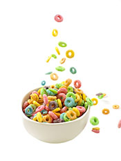 ¿Los carbohidratos son malos para usted? Verter Cereal Desayuno Fruit Loops Verter en un bol.