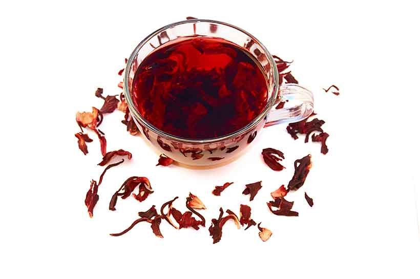 Vaso de té de hibisco rico en polifenoles.