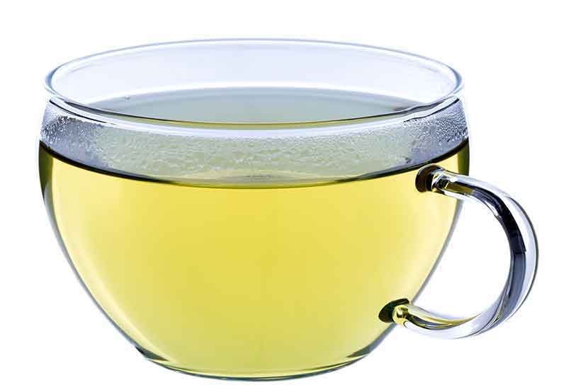 Té verde en una taza de cristal.