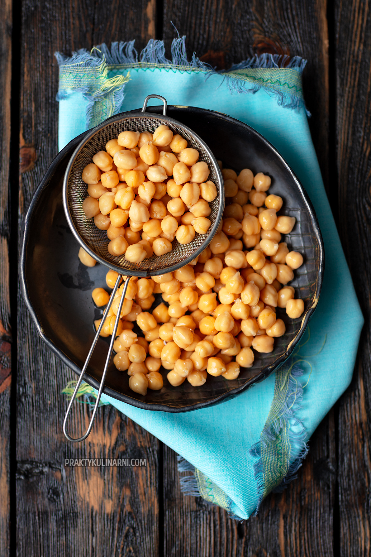 Espaguetis con garbanzos, espinacas y tomates y garbanzos secos
