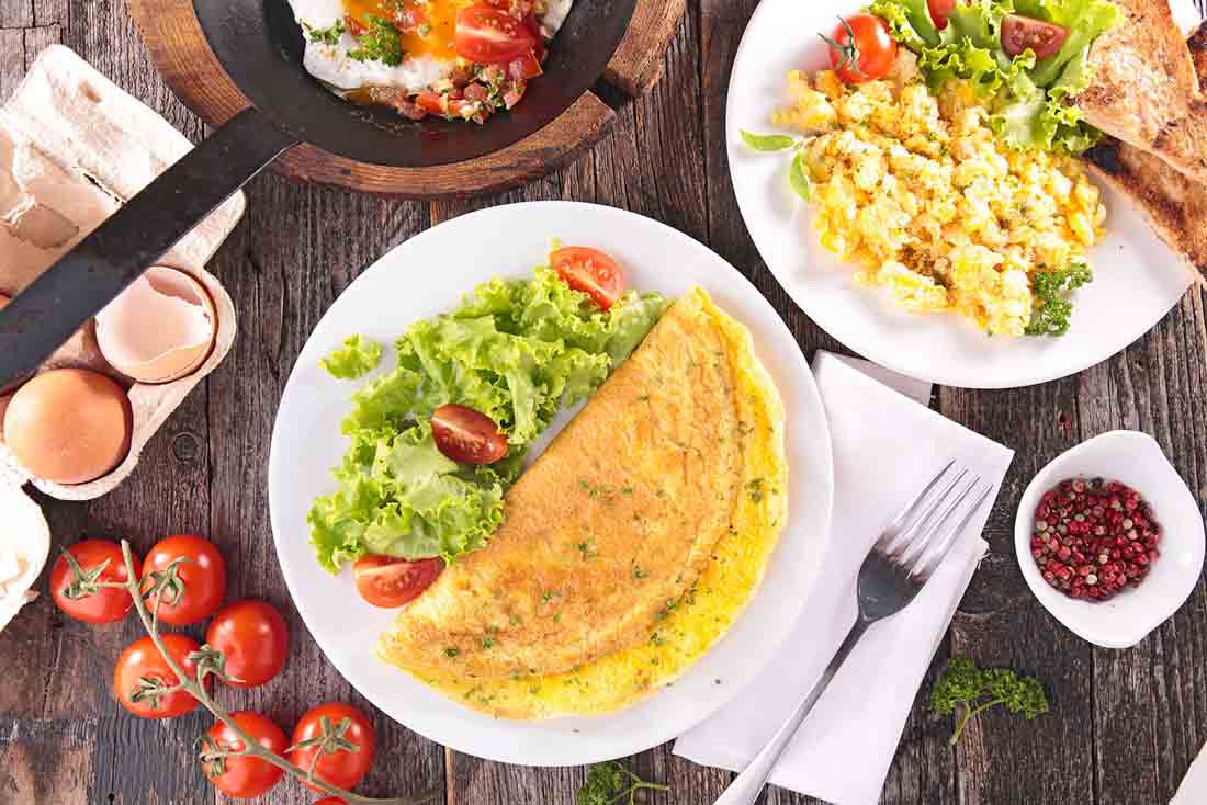 Varios platos de huevo: tortilla, huevos revueltos, huevos duros.
