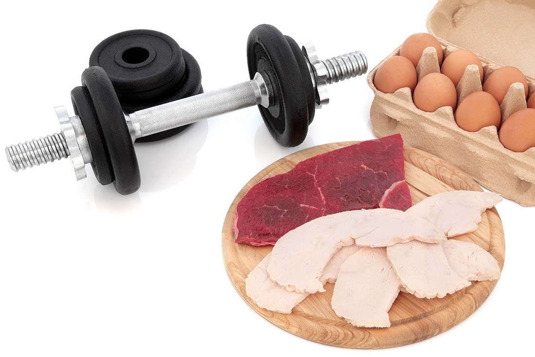 Una mancuerna junto a huevos y varias opciones de carne.