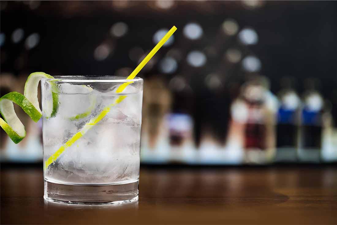 Gin Glass and Tonic Con Paja Amarilla.
