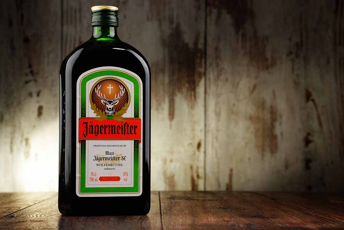 Botella de Jagermeister sobre una superficie de madera.