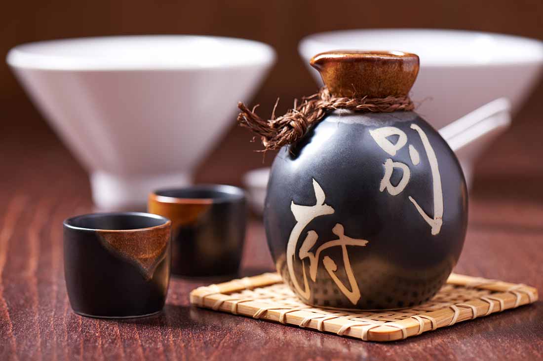 Botella japonesa y dos copas tradicionales.