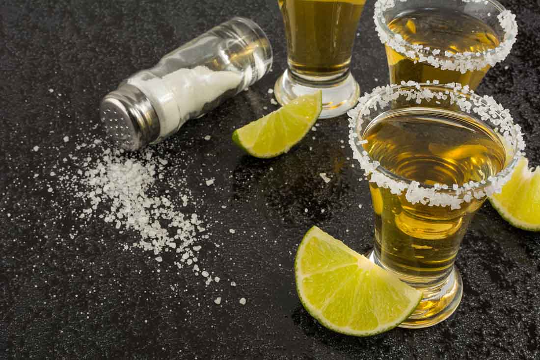 Tres vasos de tequilla y azúcar en el borde.