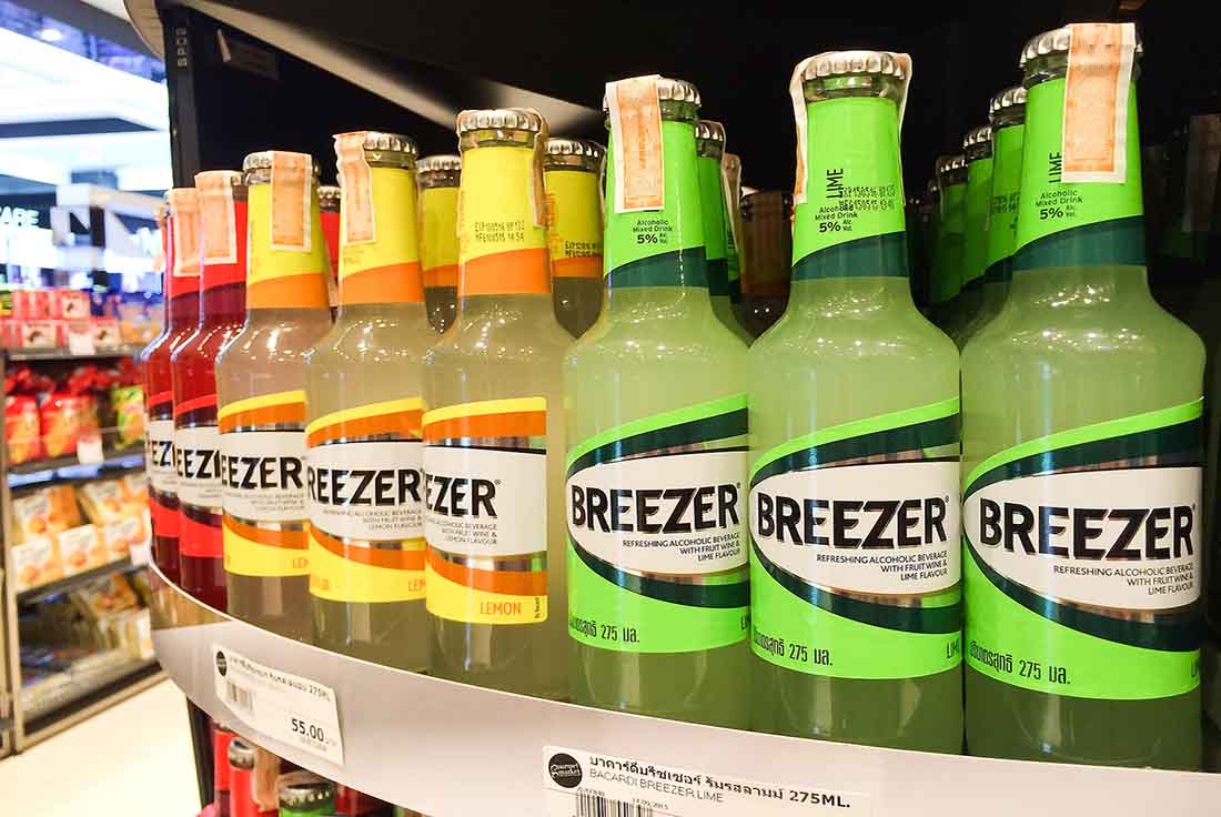 Varios Alcopops en el estante de una tienda.
