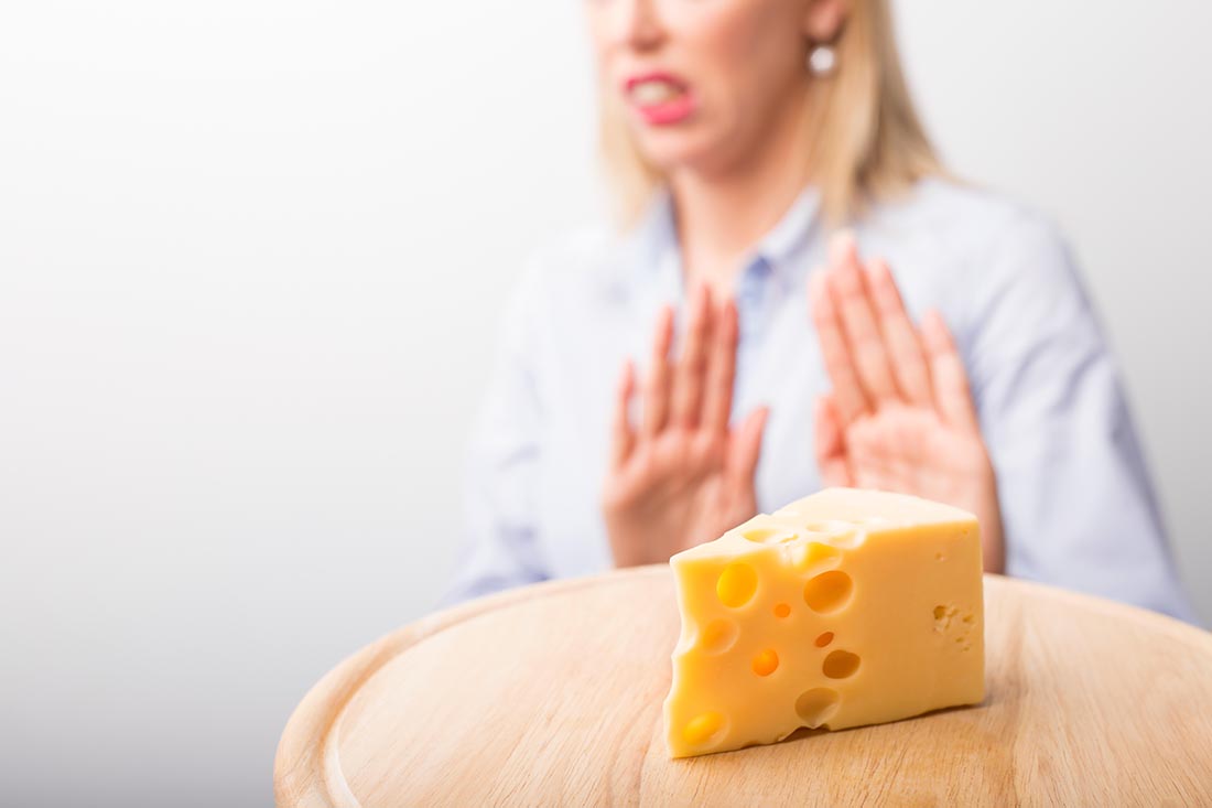Mujer que niega la oportunidad de comer un trozo de queso. 