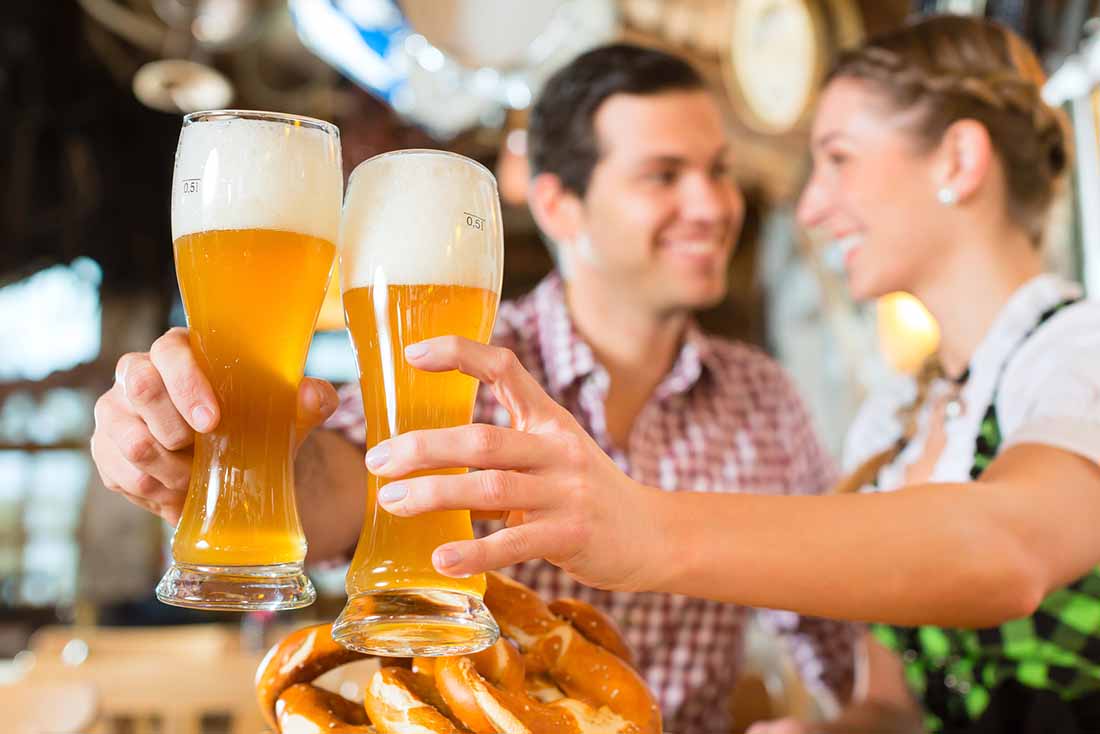 Dos adultos bebiendo cerveza de trigo.