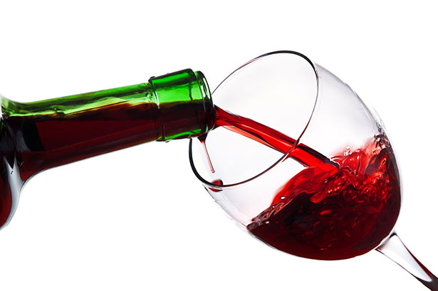Vino tinto que se vierte en un vaso.