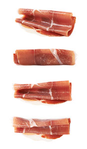 Imagen de lonchas de prosciutto enrolladas.