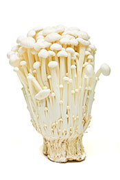 Un manojo de hongos Enoki.