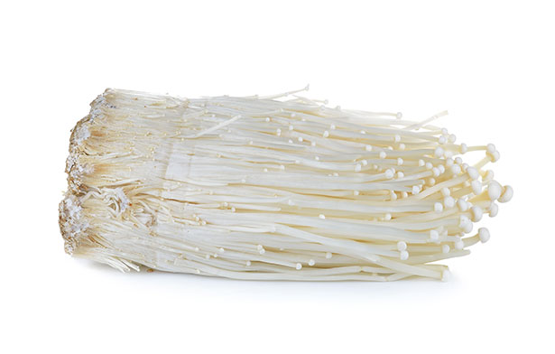 Un manojo de hongos Enoki.