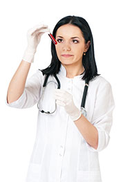 Imagen de una enfermera realizando una prueba de glucosa en sangre.