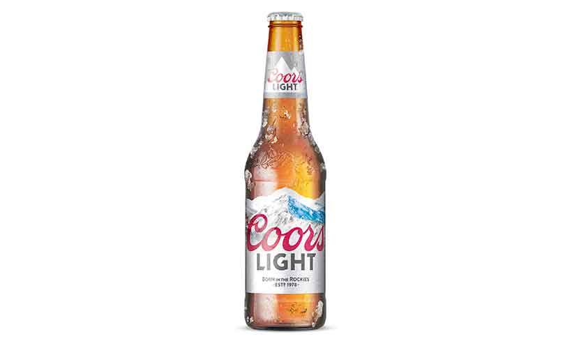 Cerveza ligera Coors. Botella de vidrio marrón de cerveza Coors Light.