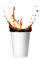 Una taza de café negro caliente en una taza de papel.