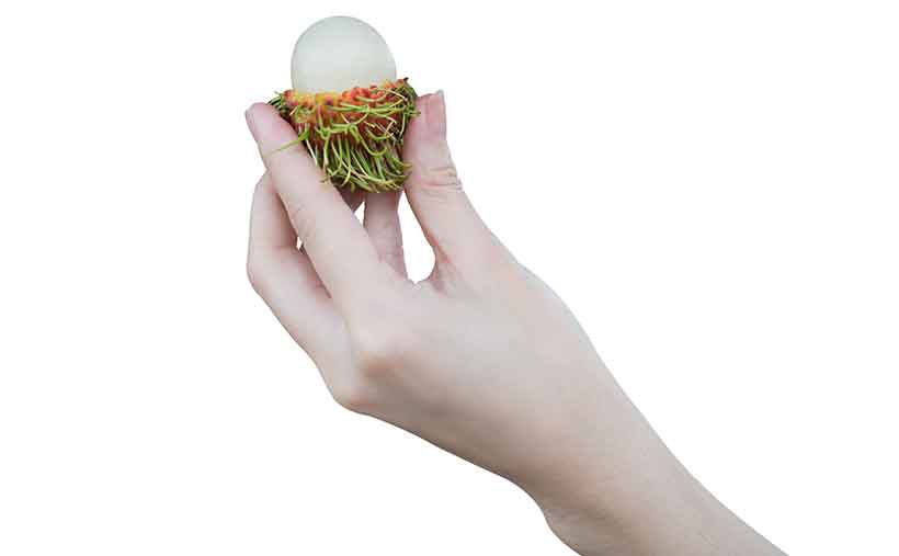 Mano De Mujer Sosteniendo Rambután Fresco Listo Para Comer.