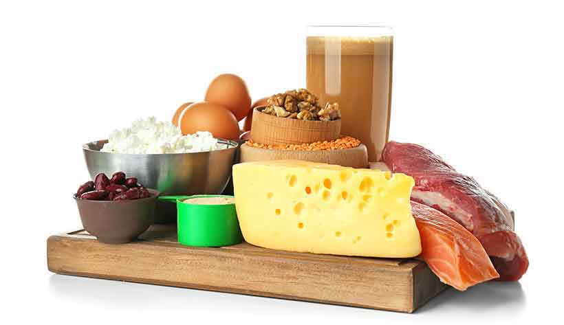 Alimentos ricos en proteínas, incluidos los lácteos, la carne y el pescado.