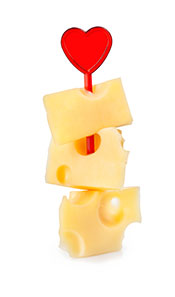Algunas piezas de queso, incluido el queso cheddar, en un 'kebab' con un corazón encima.