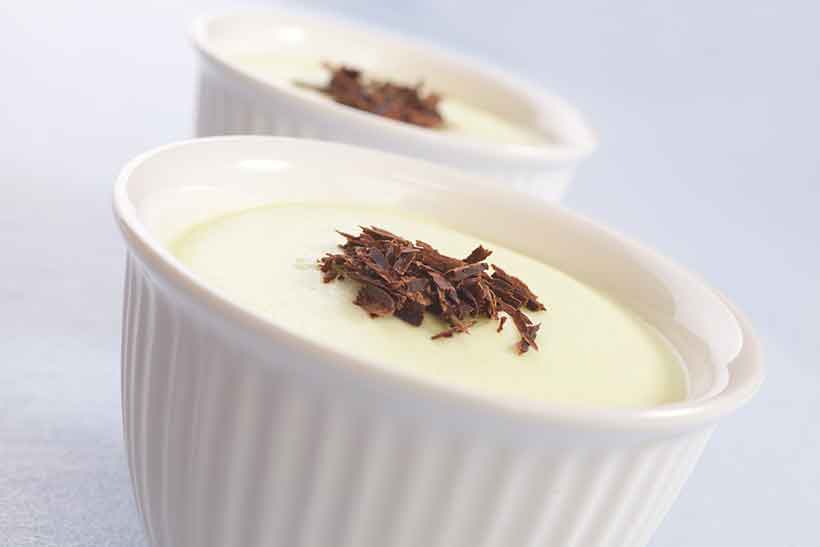Mousse De Chocolate Blanco Casero En Tazones.