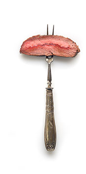 Pieza de bistec ribeye en tenedor.