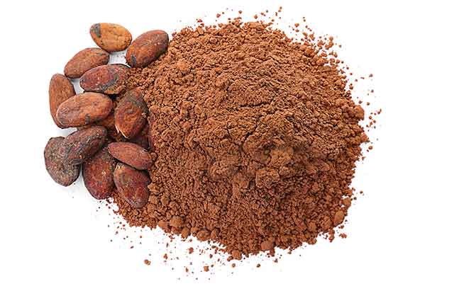 Cacao en polvo sobre un fondo blanco.