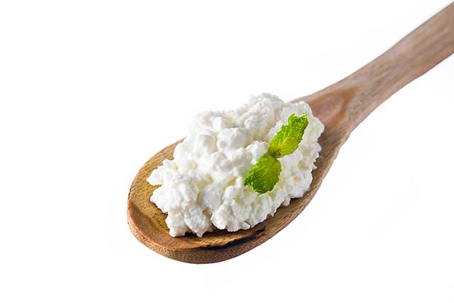 Queso Cottage En Una Cuchara De Madera.