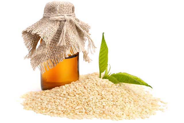 Aceite De Sésamo Cerca De La Pila De Semillas.