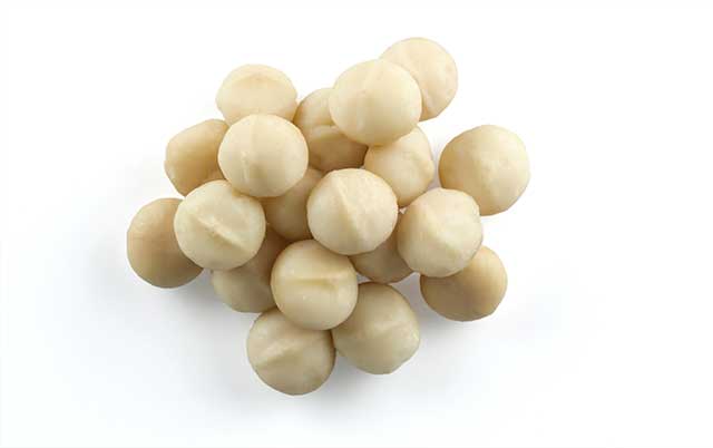 Un puñado de nueces de macadamia enteras rápidamente.