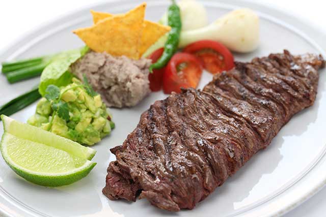 Bistec De Falda Cocido En Un Plato Con Verduras.