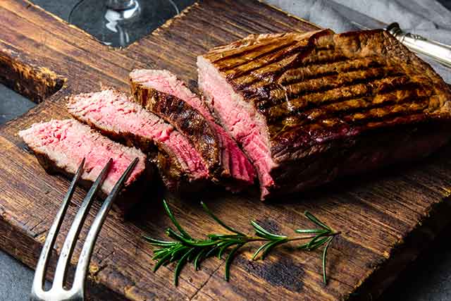 Filete de lomo en una tabla de cortar de madera.