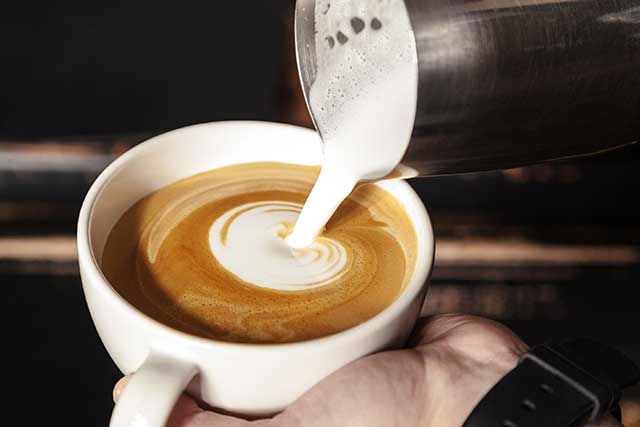 Taza de leche espumosa de Hot Latte.