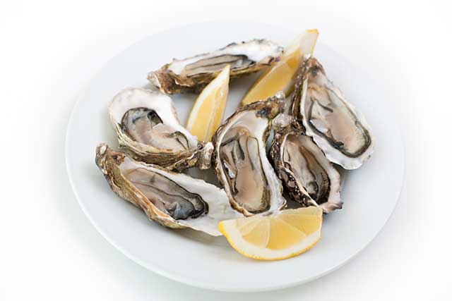 Ostras Frescas Con Chips De Limón.