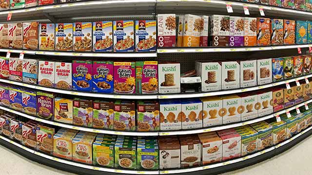 Amplia Variedad De Cereales Con Alto Contenido De Oxalatos En El Pasillo Del Supermercado.