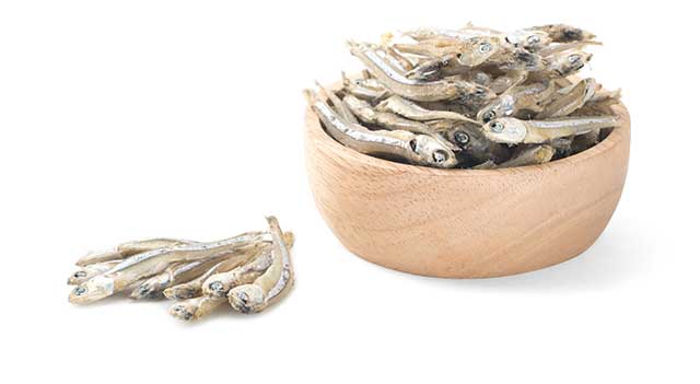 Anchoas Secas En Un Cuenco De Madera.