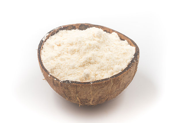 Harina de coco en media cáscara de coco.