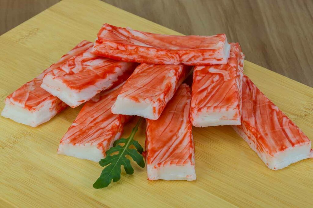 Palitos De Carne De Cangrejo De Imitación En La Superficie De Madera.